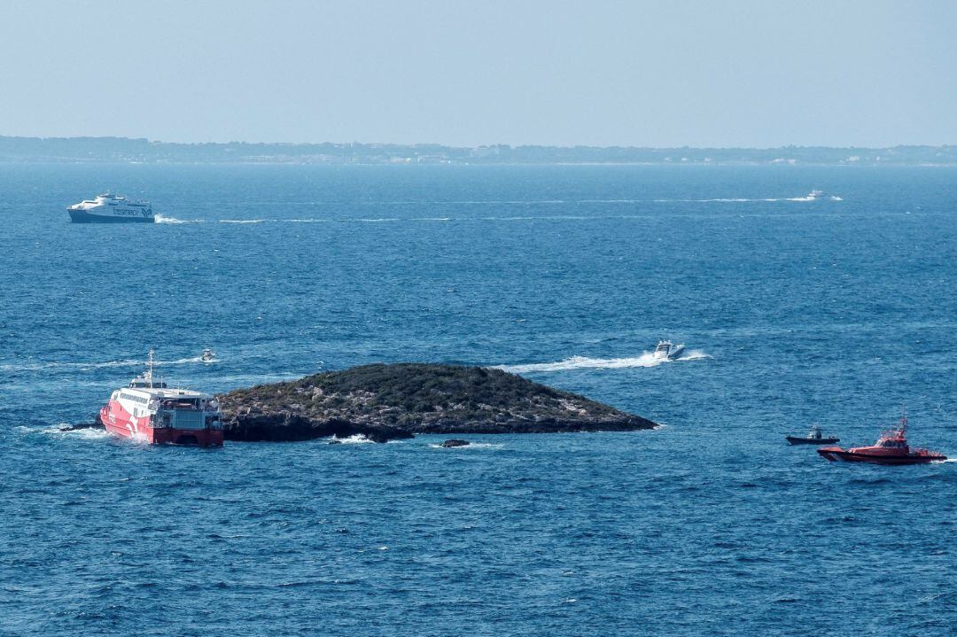 Vista del islote contra el que chocó ayer sábado el ferry de la naviera alemana FRS 