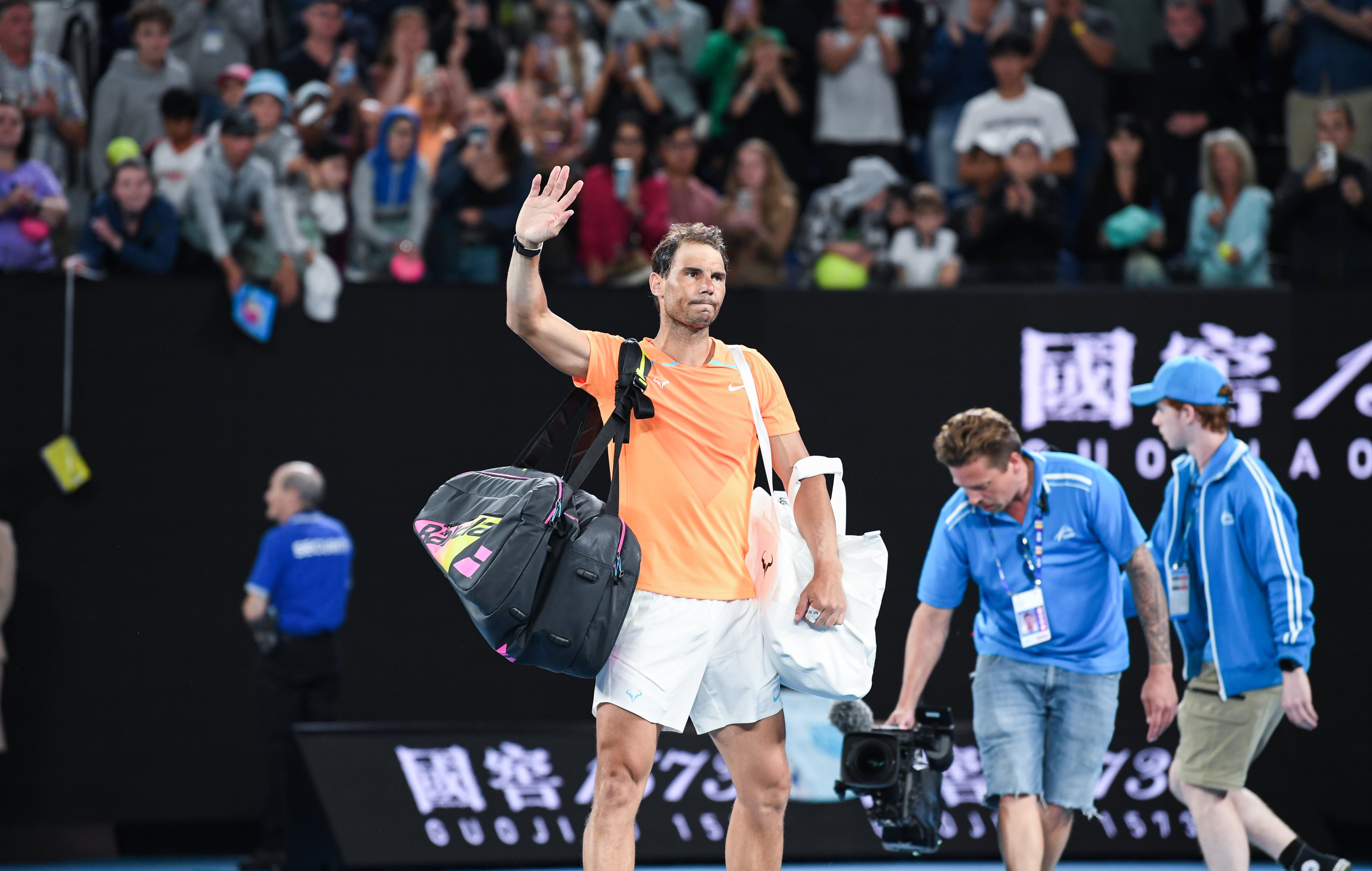 Rafael Nadal se despide del público de Melbourne tras caer eliminado.