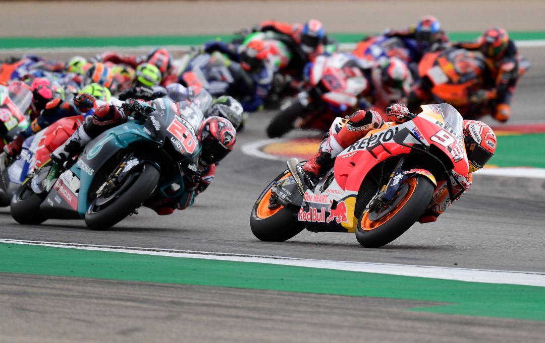 Marc Márquez liderando la carrera en el Circuito de Motorland.