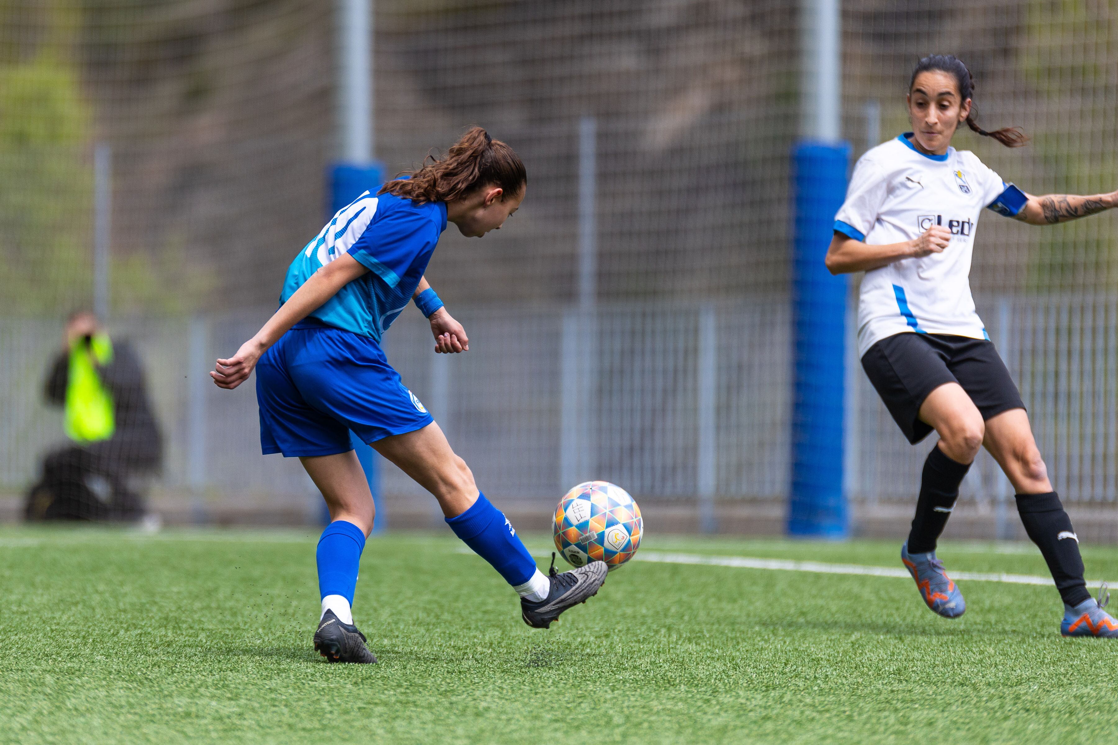 Noa Gallinat marca el gol de l'Enfaf davant el Prat al partit disputat aquest dimecres al camp Francesc Vila de la Massana.