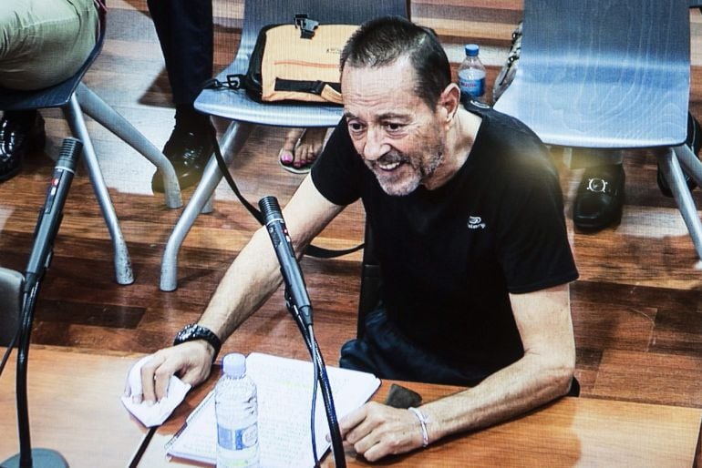 GRA067 MÁLAGA, 03/09/2015.-Fotografía tomada hoy desde una de las pantallas de la sala de prensa de la Audiencia Provincial de Málaga, en el momento en que el exalcalde de Marbella Julián Muñoz declara en el juicio del &quot;caso Fergocon&quot; sobre presuntas irre