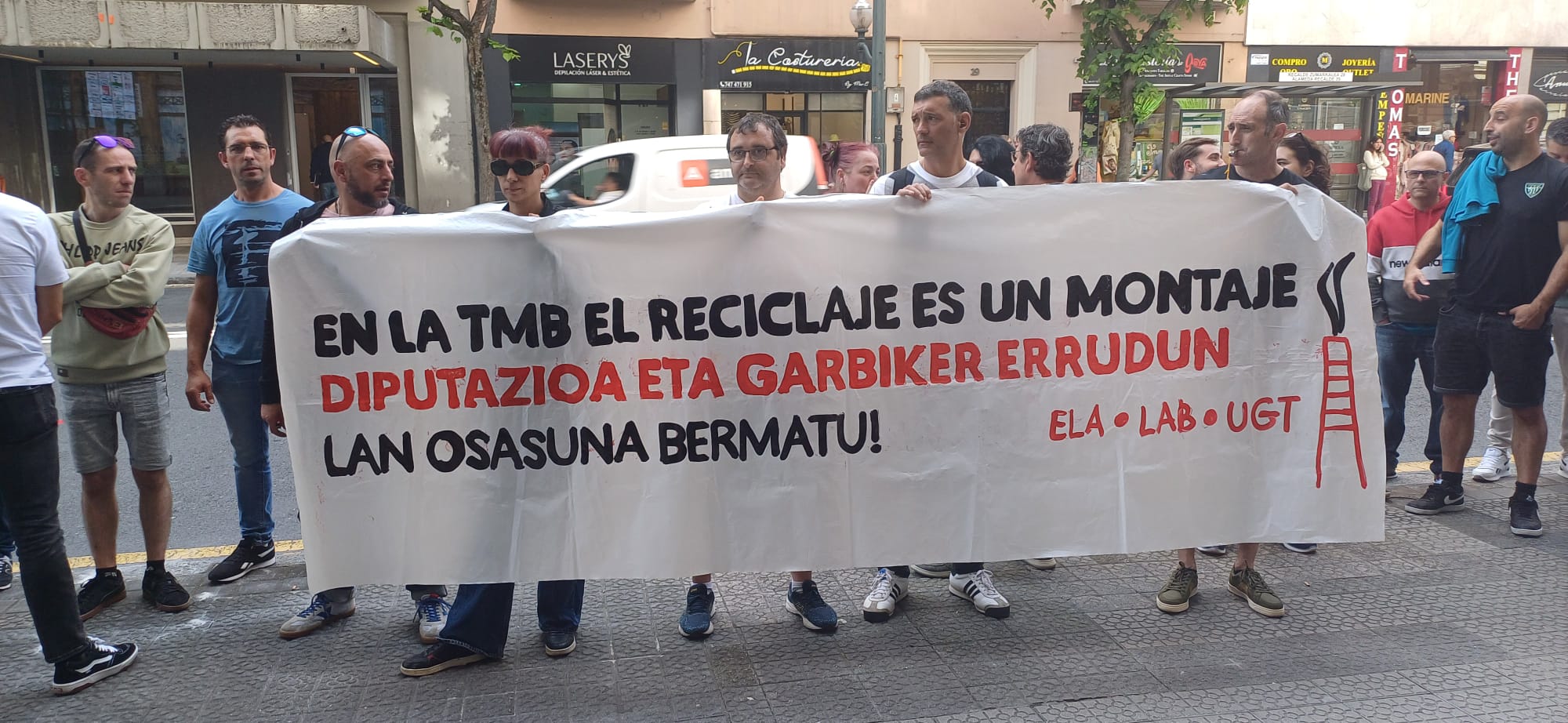 El Comité de Empresa de TBM Arraiz se ha concentrado frente al Departamento de Medio Ambiente de la Diputación de Bizkaia