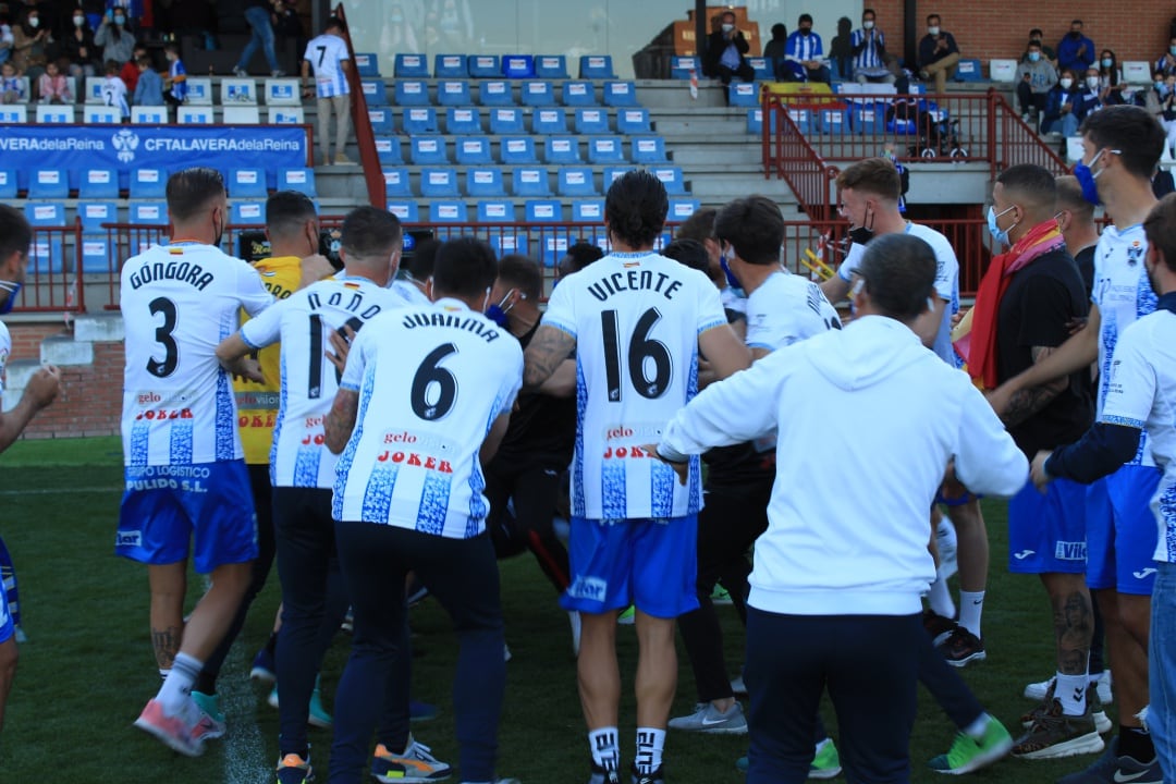 El equipo celebrando en El Prado