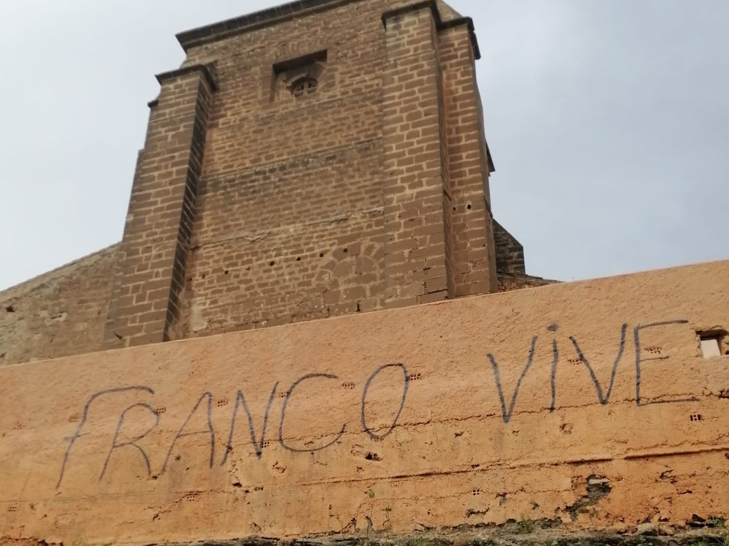 Una de las pintadas hallados en el monumento