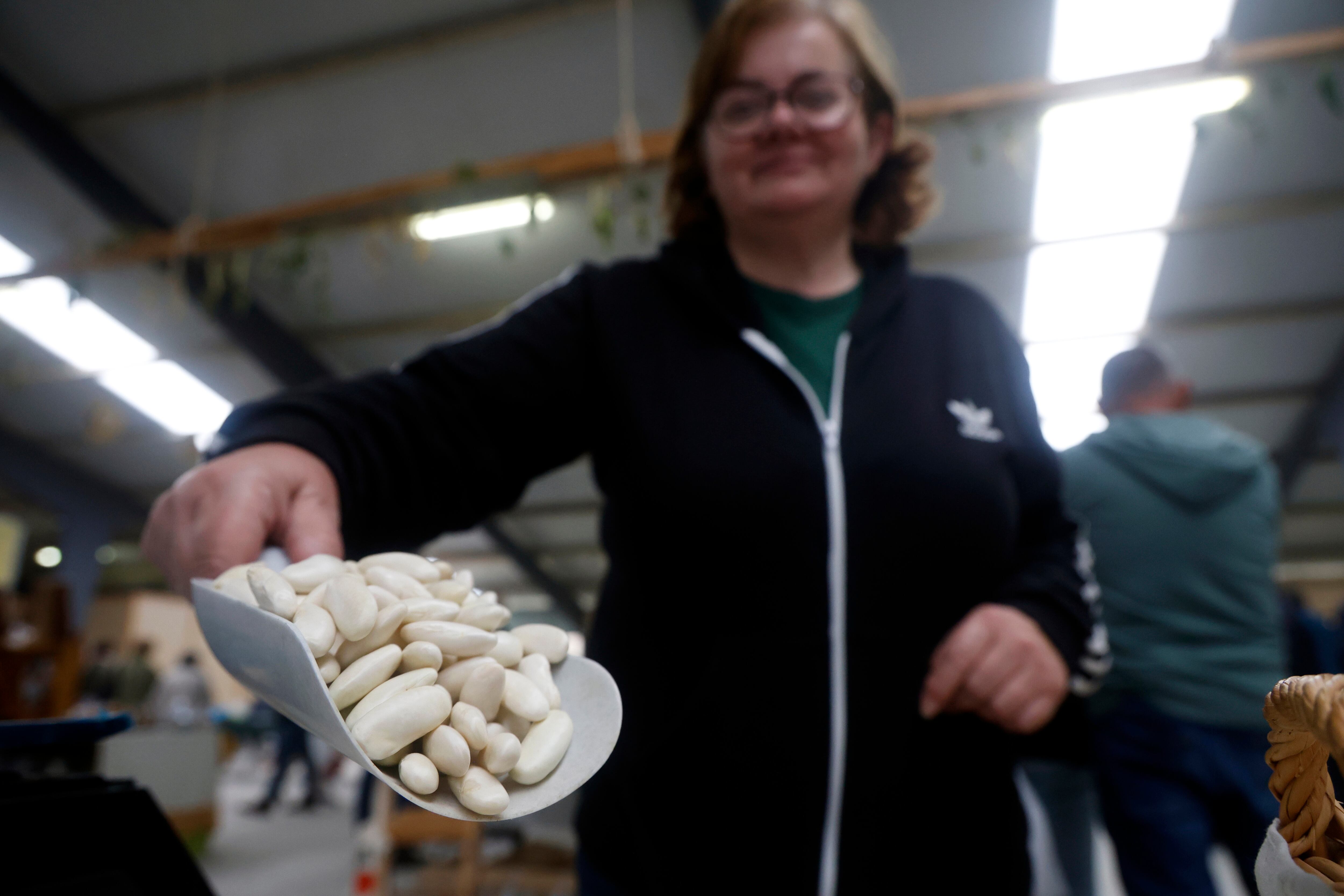 Moeche festeja uno de sus productos tradicionales, las habas, en una feria donde reivindica su valor como una de las cunas de este alimento en Galicia (foto: Kiko Delgado / EFE)