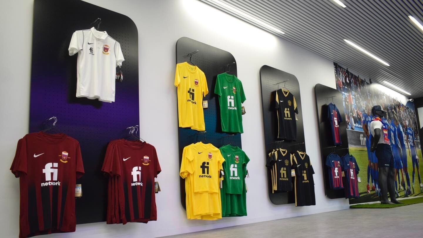 Los aficionados del Eldense ya pueden comprar artículos del club en la tienda