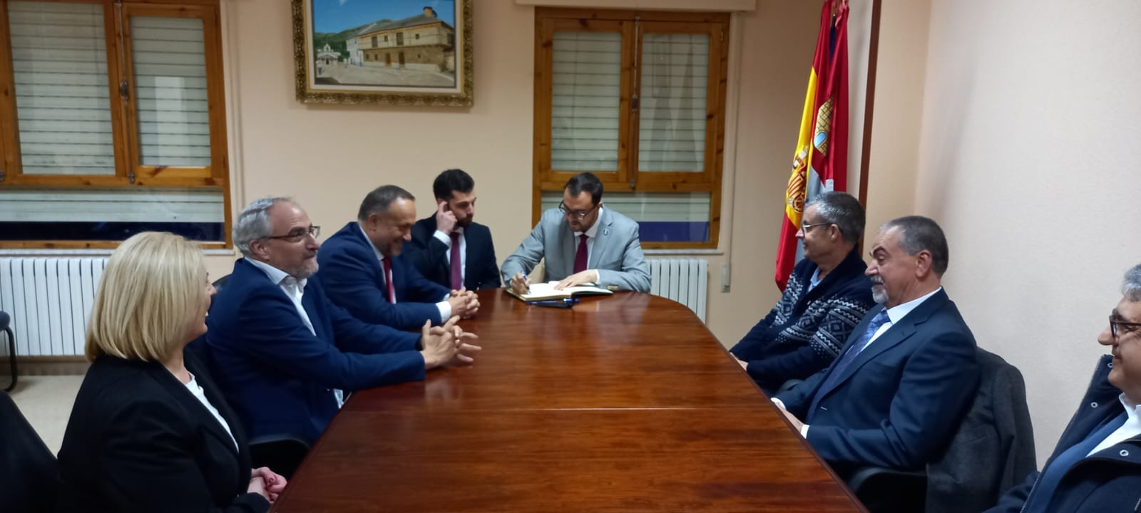 Adrián Barbón firma en el Libro de Honor del Ayuntamiento de Noceda