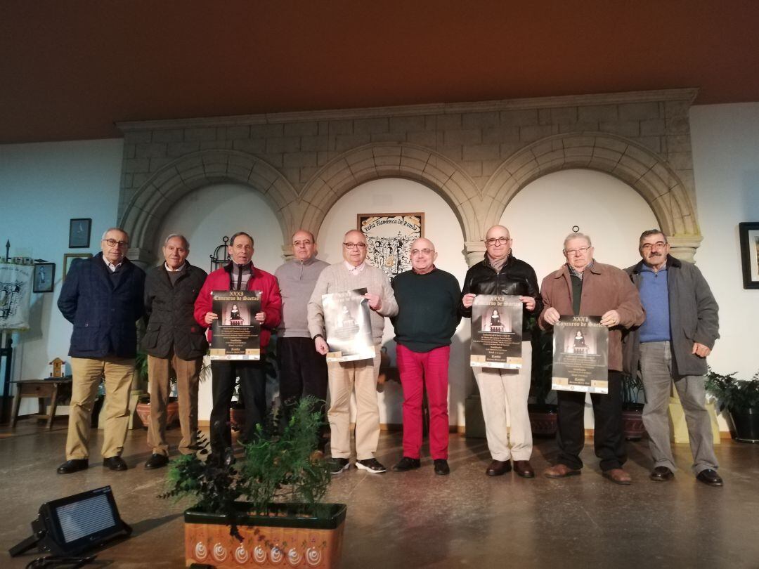 Miembros de la Peña Flamenca de Ronda en el escenario de su sede