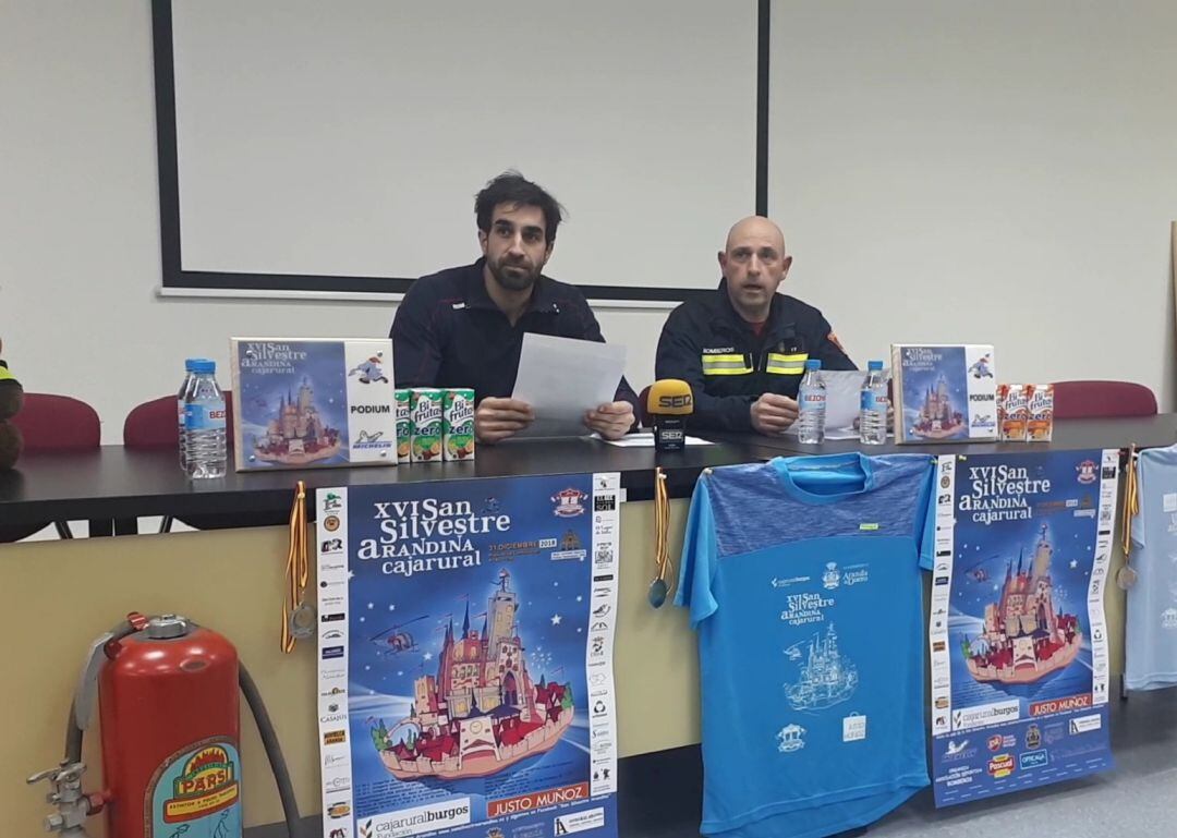 Dos de los bomberos de la Asociación durante la presentación de la presente edición de la San Silvestre.