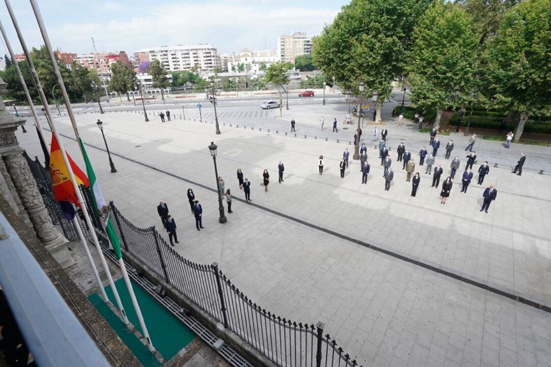 El presidente de la Junta, Juan Manuel Moreno, los miembros de su gobierno y representantes de los cinco grupos parlamentarios, guardan un minuto de silencio a las puertas del Palacio de San Telmo por las víctimas del Covid-19