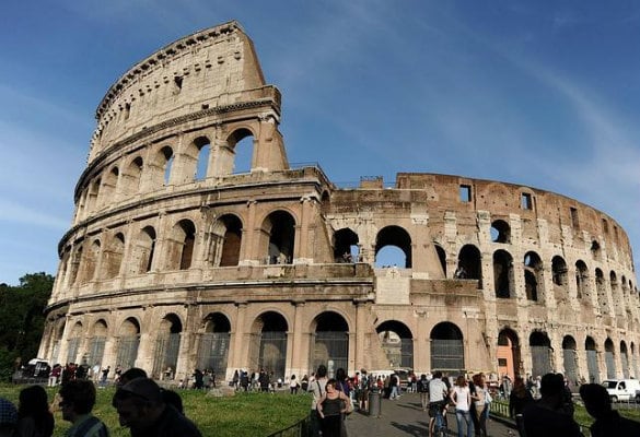 Vista del exterior del Coliseo de Roma, uno de los símbolos de la capital italiana y uno de los monumentos más visitados del mundo.