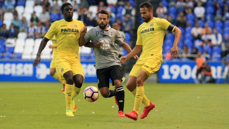 Mario y N&#039;Diaye defiende un balón