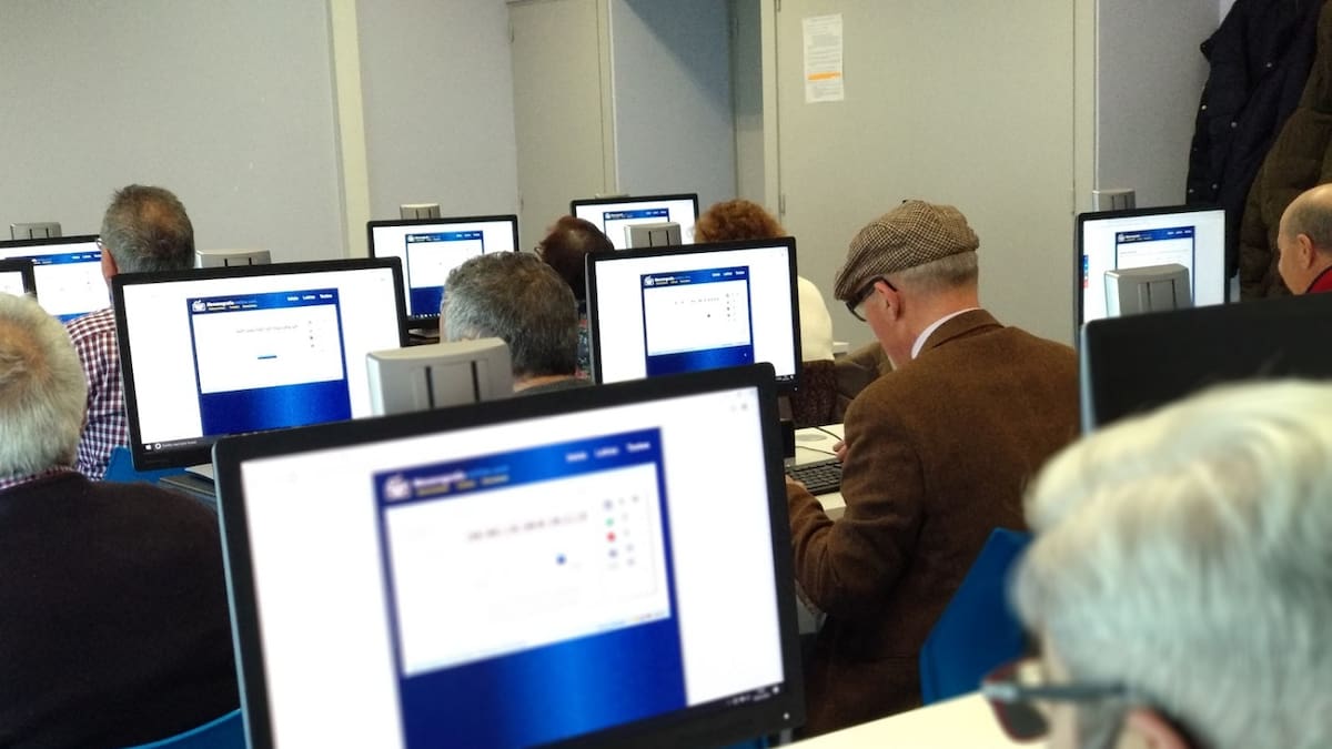 Los mayores de Fuenlabrada aprenden a manejar móviles o apps