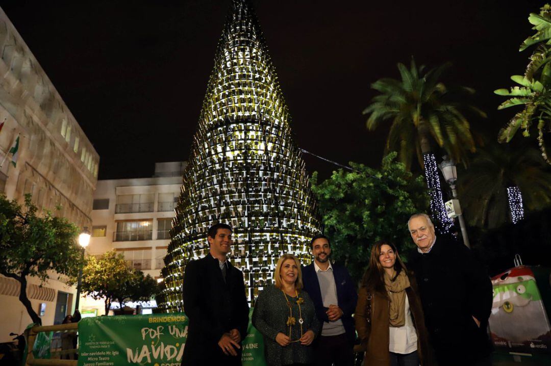 El árbol de Navidad cuenta con 2.000 botellas de vino de Jerez