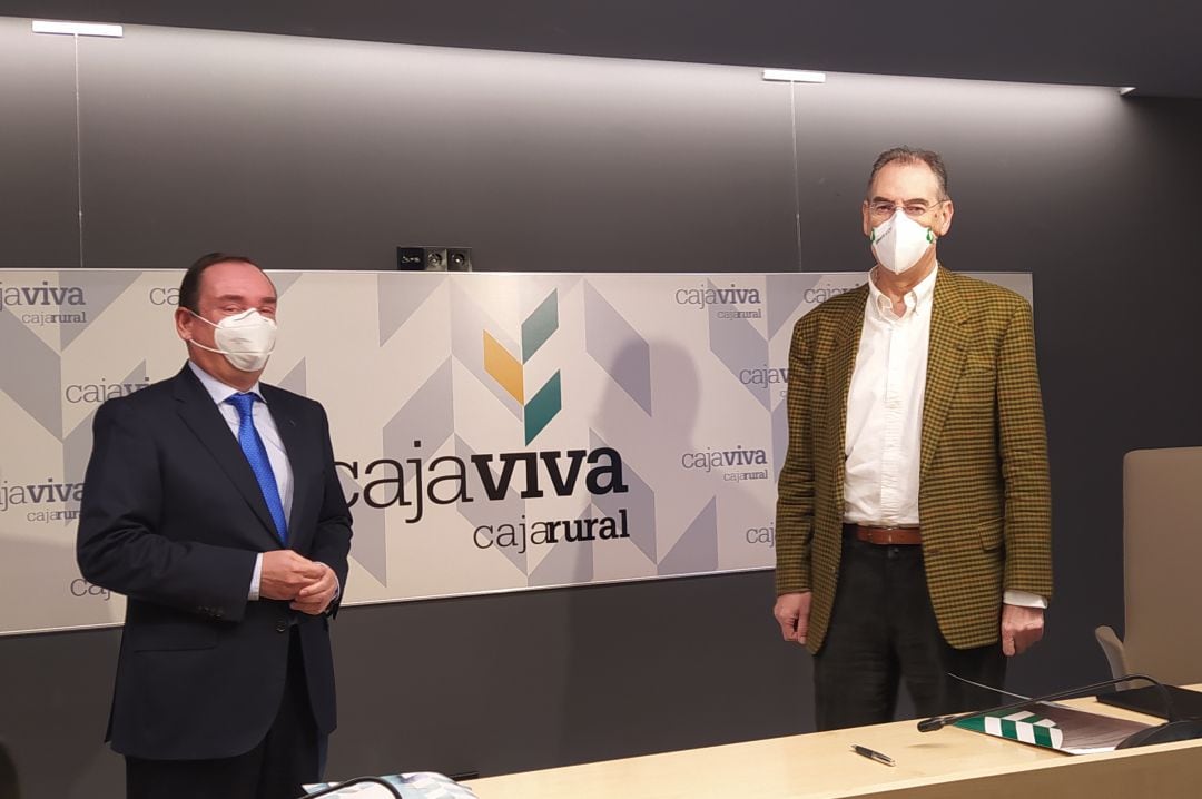 El director de Caja Viva Caja Rural, Ramón Sobremonte (izda) y el presidente de FAE, Miguel Angel Benavente