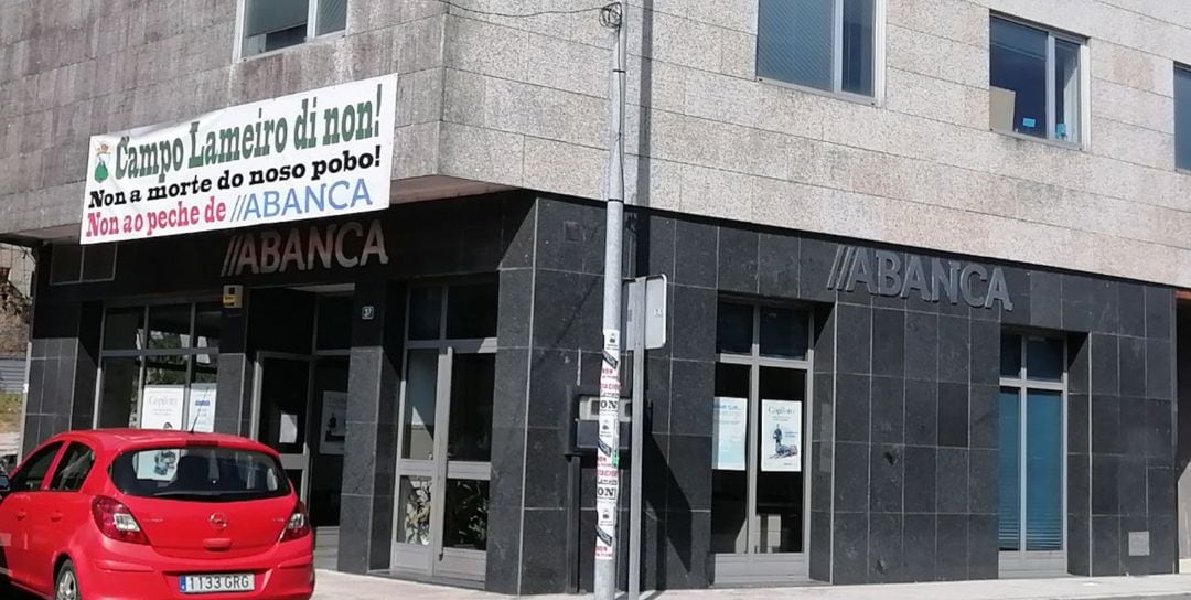 David contra Goliat: los concellos hacen frente a Abanca por el cierre de sucursales