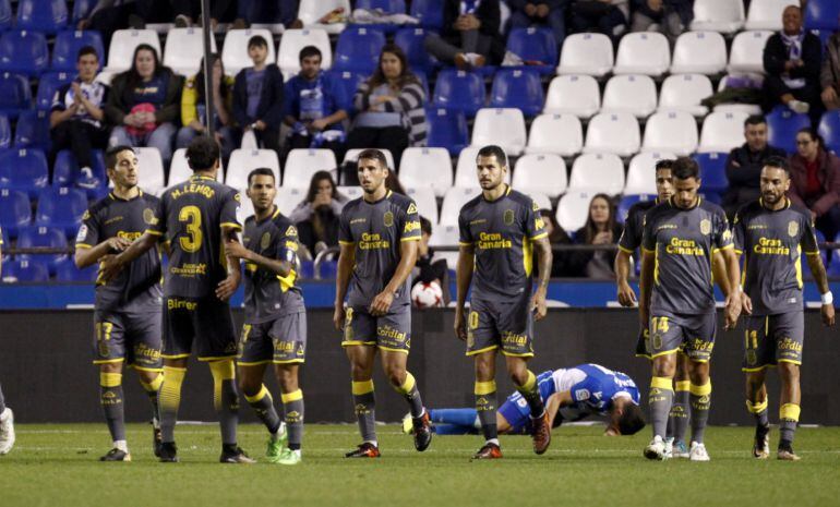 Los jugadores de la UD Las Palmas celebran la victoria al finalizar el partido de ida de los dieciseisavos de final de la Copa del Rey.