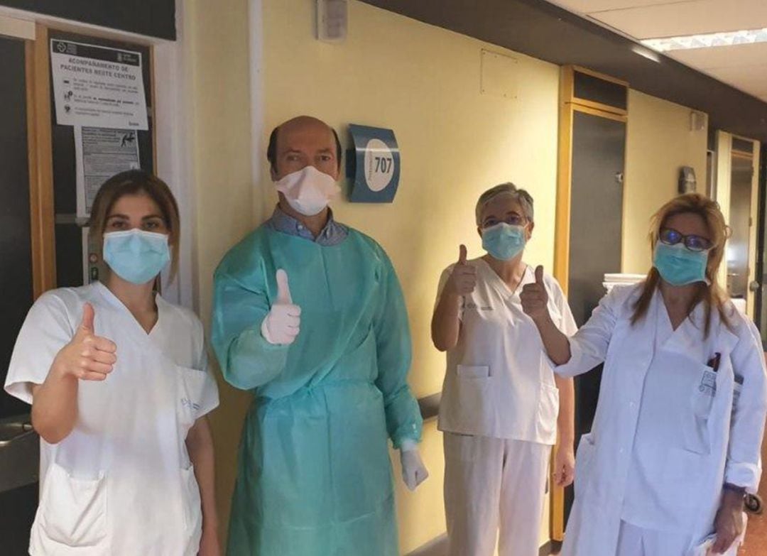 Sanitarios del Hospital Montecelo celebran los datos positivos de la crisis sanitaria del coronavirus