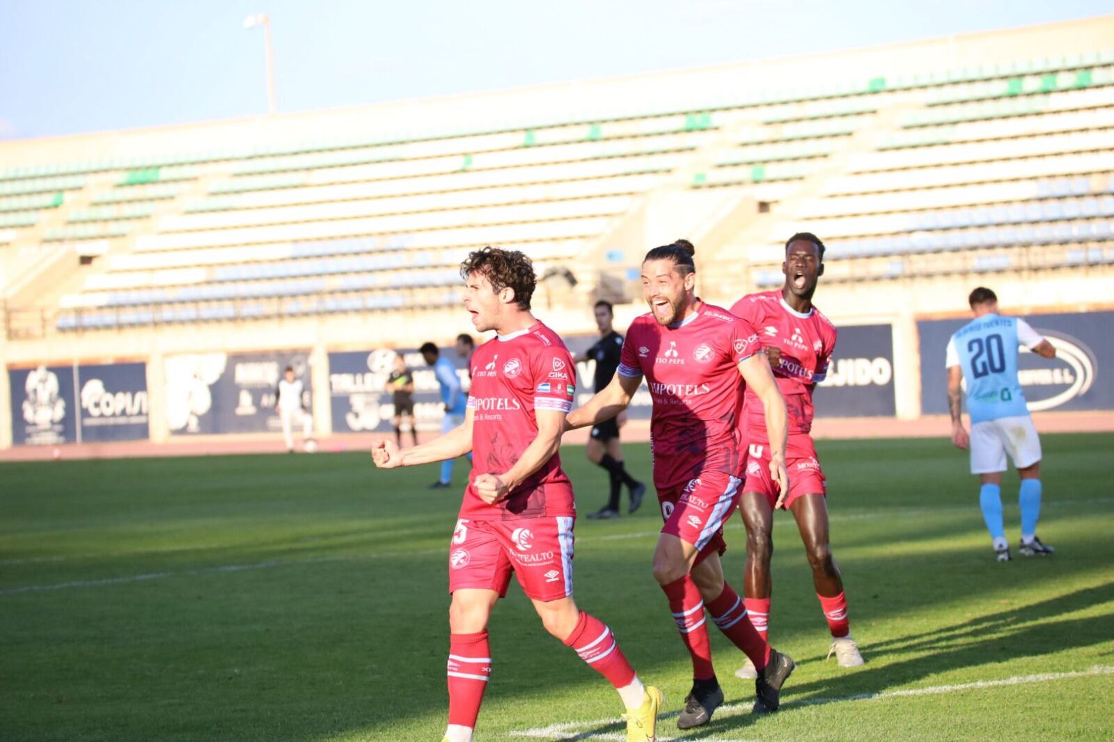 Los jugadores del Xerez DFC celebran el gol del empate