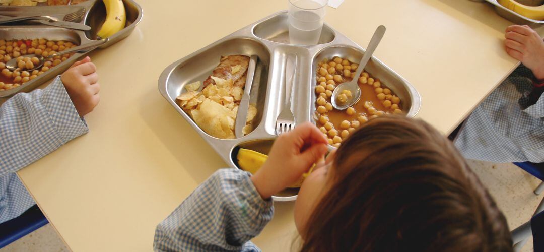 Niña en un comedor escolar.