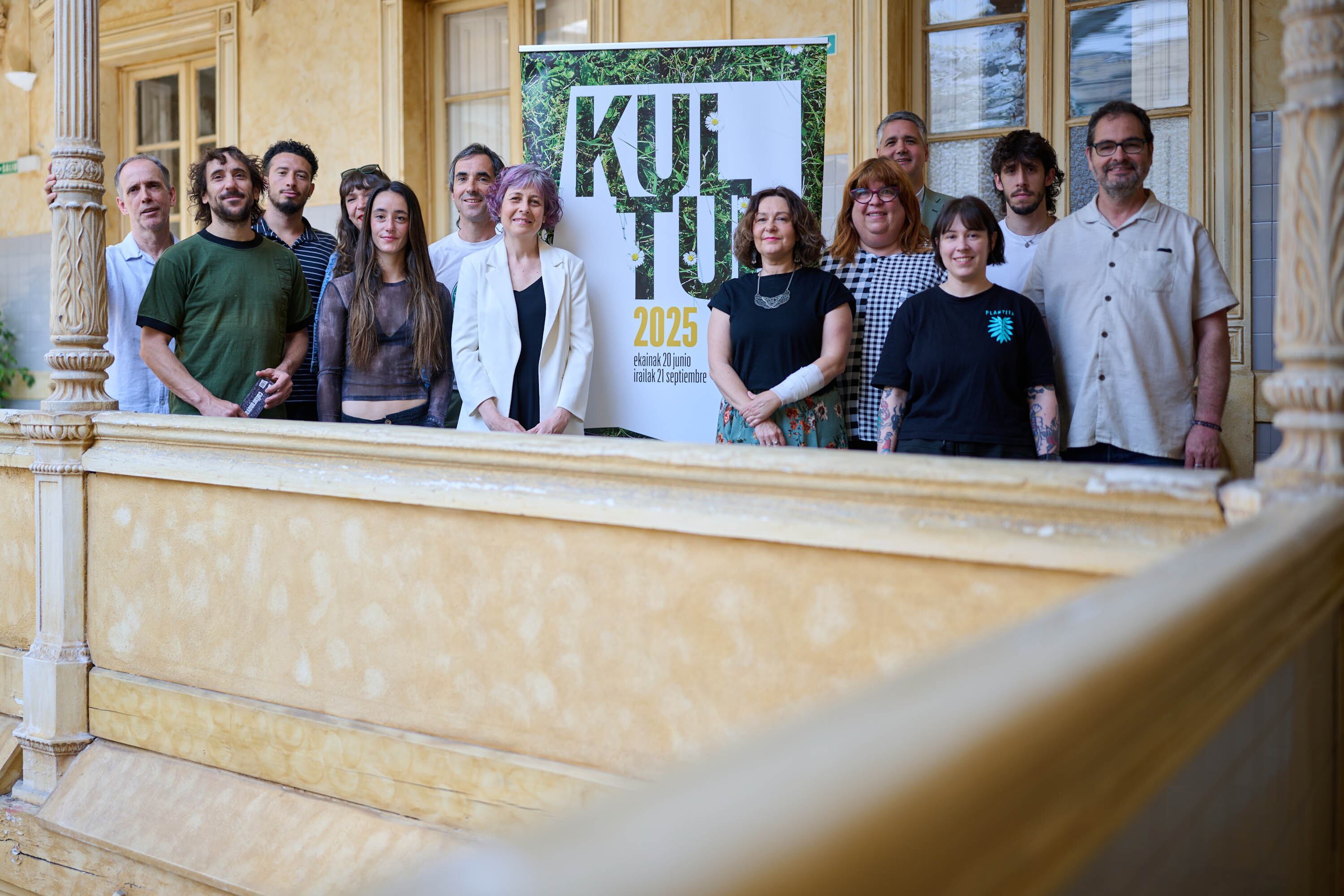 La consejera Esnaola e Ignacio Apezteguía junto con artistas y representantes locales que colaboran en la organización de Kultur.