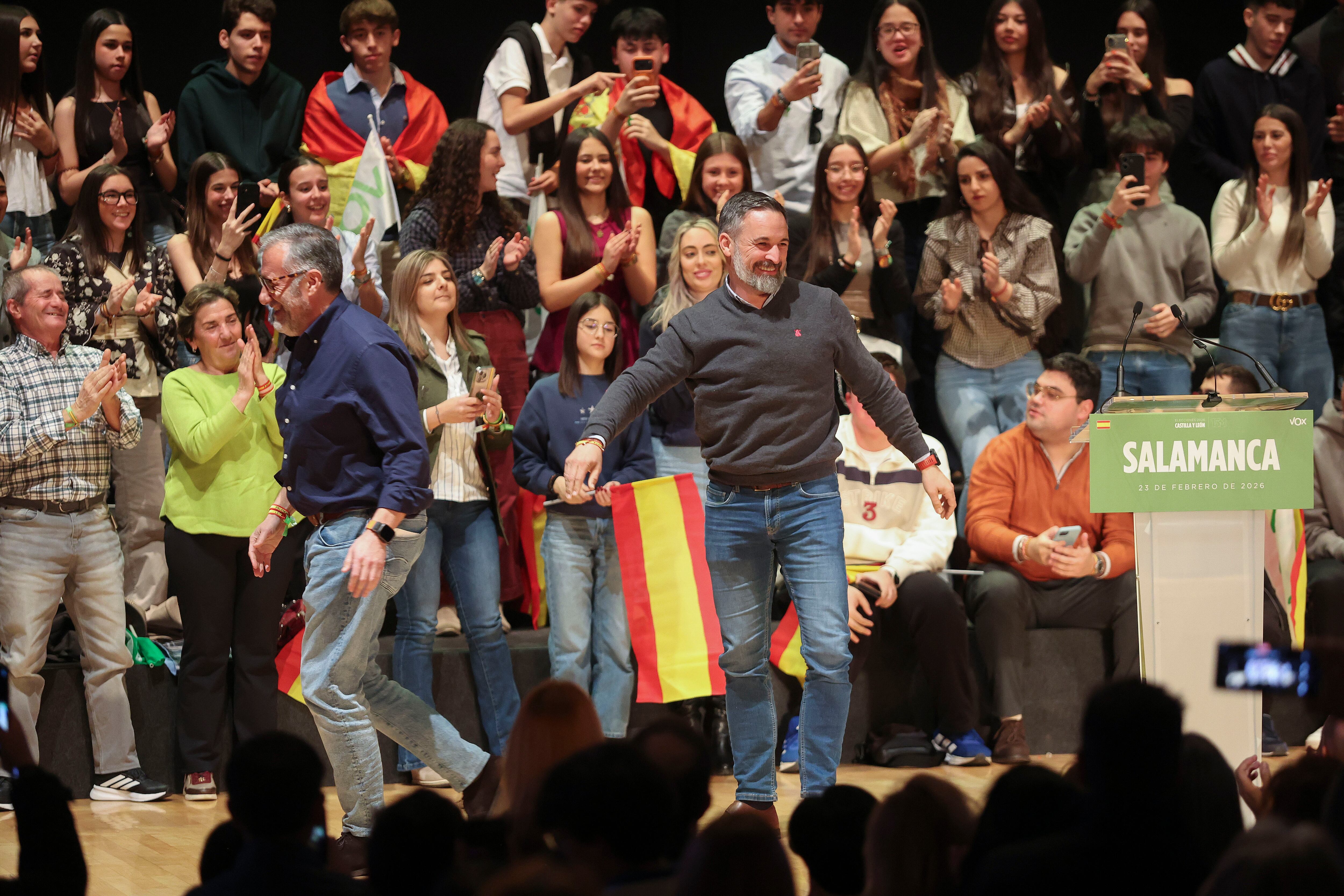 SALAMANCA, 23/02/2026.- El líder de Vox, Santiago Abascal, participa en un acto electoral celebrado este lunes en el Palacio de Congresos de Salamanca, junto a su candidato a la Junta de Castilla y León, Carlos Pollán (izda). EFE/J. M. García