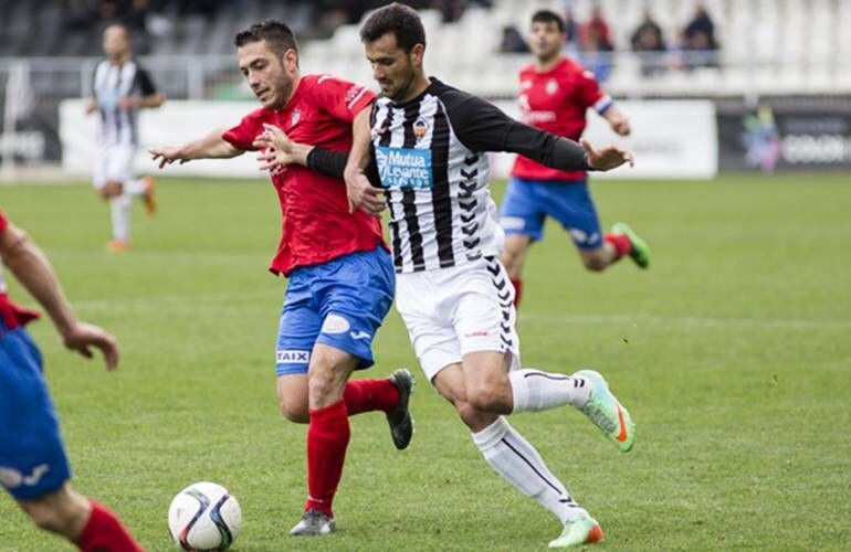 Jesús López lucha por el balón ante un rival del Rayo Ibense