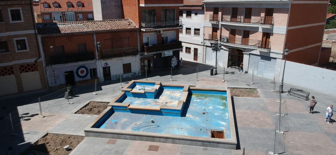 La fuente situada en el centro de la Plaza de España se ha comenzado ya a desmontar.