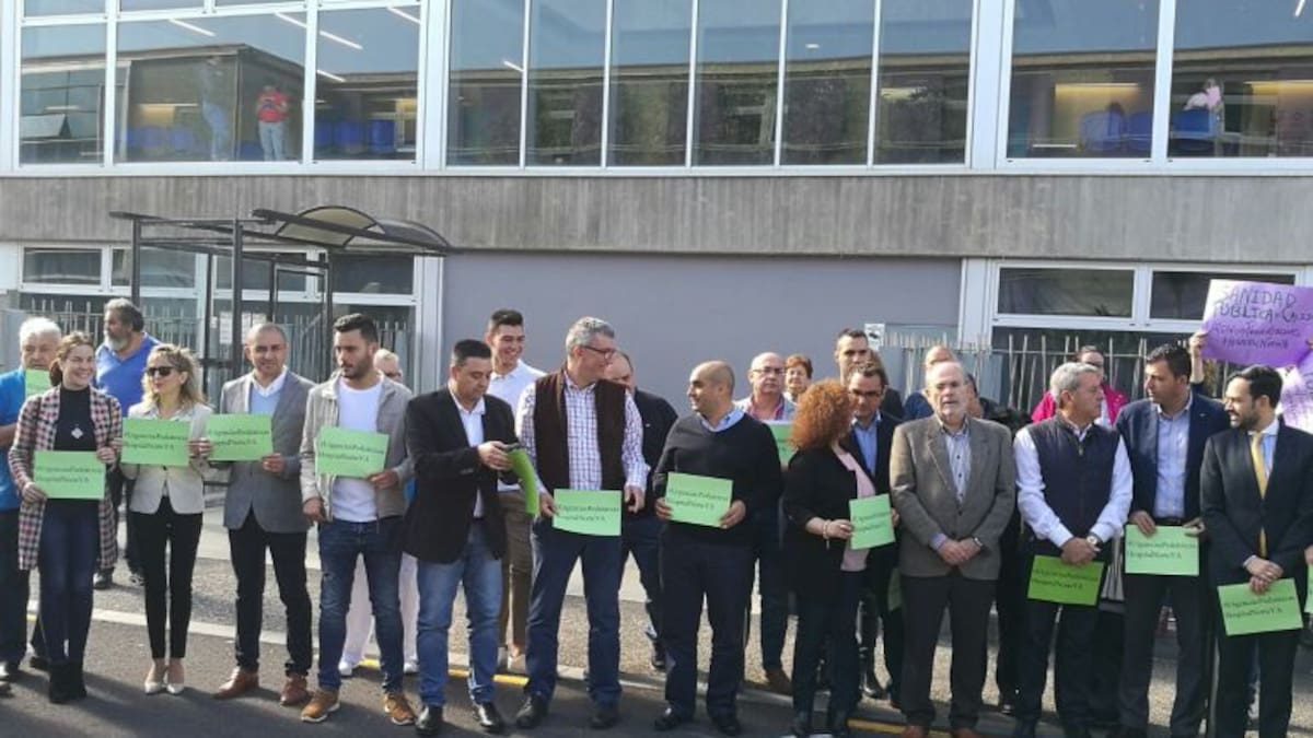 Concentración alcaldes en el Hospital del Norte