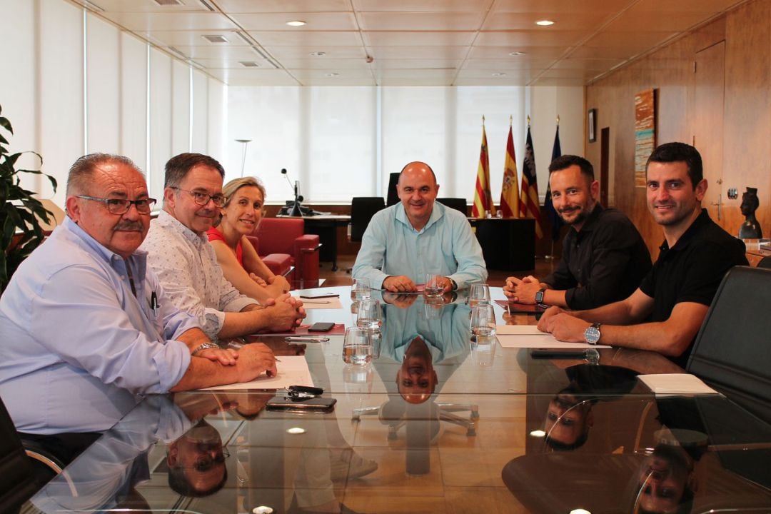 Imagen de la primera reunión del presidente del Consell con los alcaldes de la isla