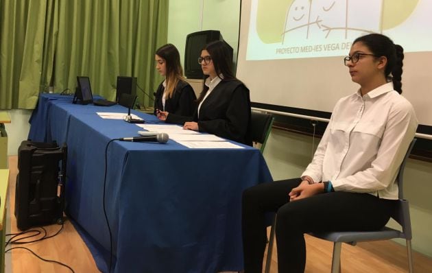 Tres de las alumnas participantes en el jucio celebrado en el IES Vega del Argos (Cehegín)