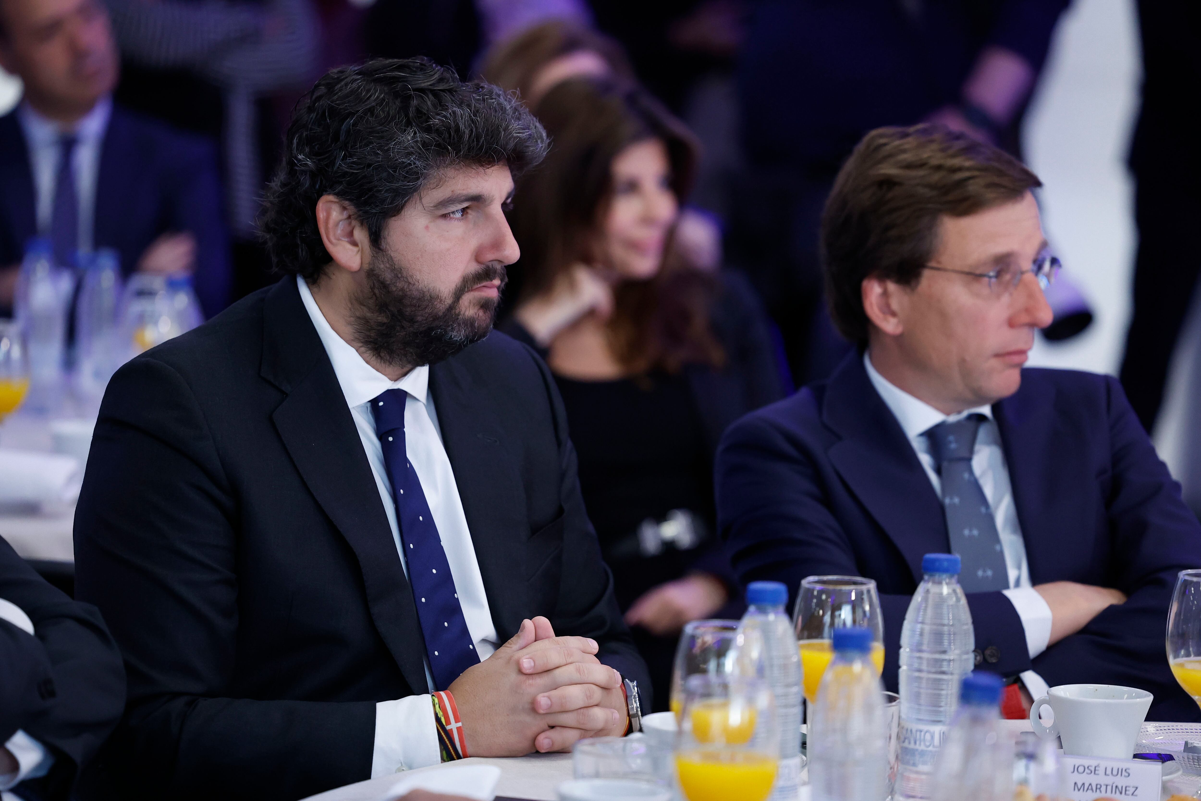 MADRID, 21/05/2024.- El presidente del Murcia, Fernanado López Miras (i) y el alcalde de Madrid, José Luis Martínez Almeida entre los asistentes all desayuno informativo celebrado este martes en Madrid con la intervención de cabeza de lista del PP para las elecciones europeas, Dolors Montserrat. EFE/ Chema Moya
