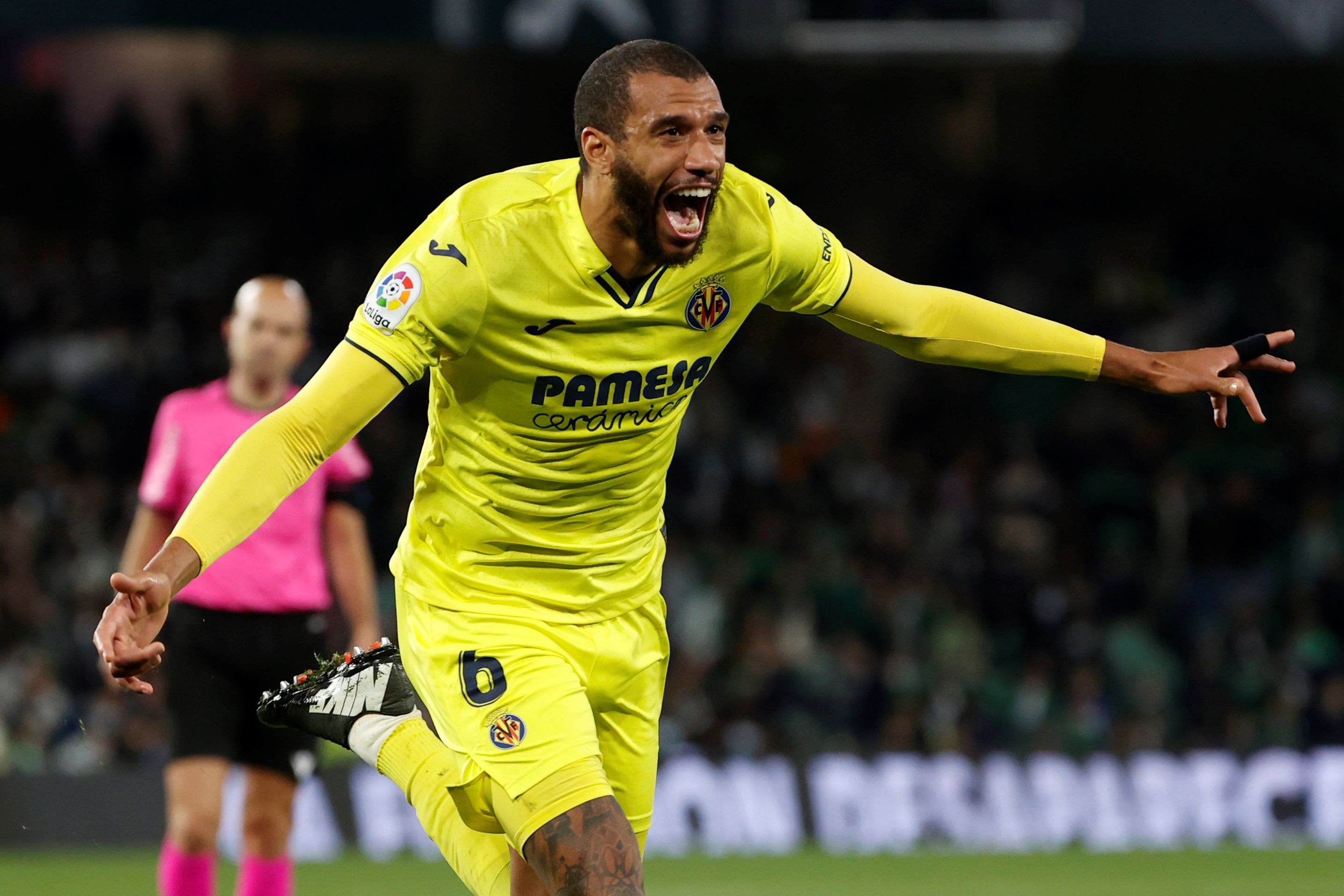 SEVILLA, 06/02/2022.- El centrocampista francés del Villarreal Etienne Capoue celebra su gol ante el Betis, el segundo del equipo, durante el partido correspondiente a la jornada 23 de LaLiga Santander que el Betis y el Villarreal disputan este domingo en el estadio Benito Villamarín, en Sevilla. EFE/Julio Muñoz
