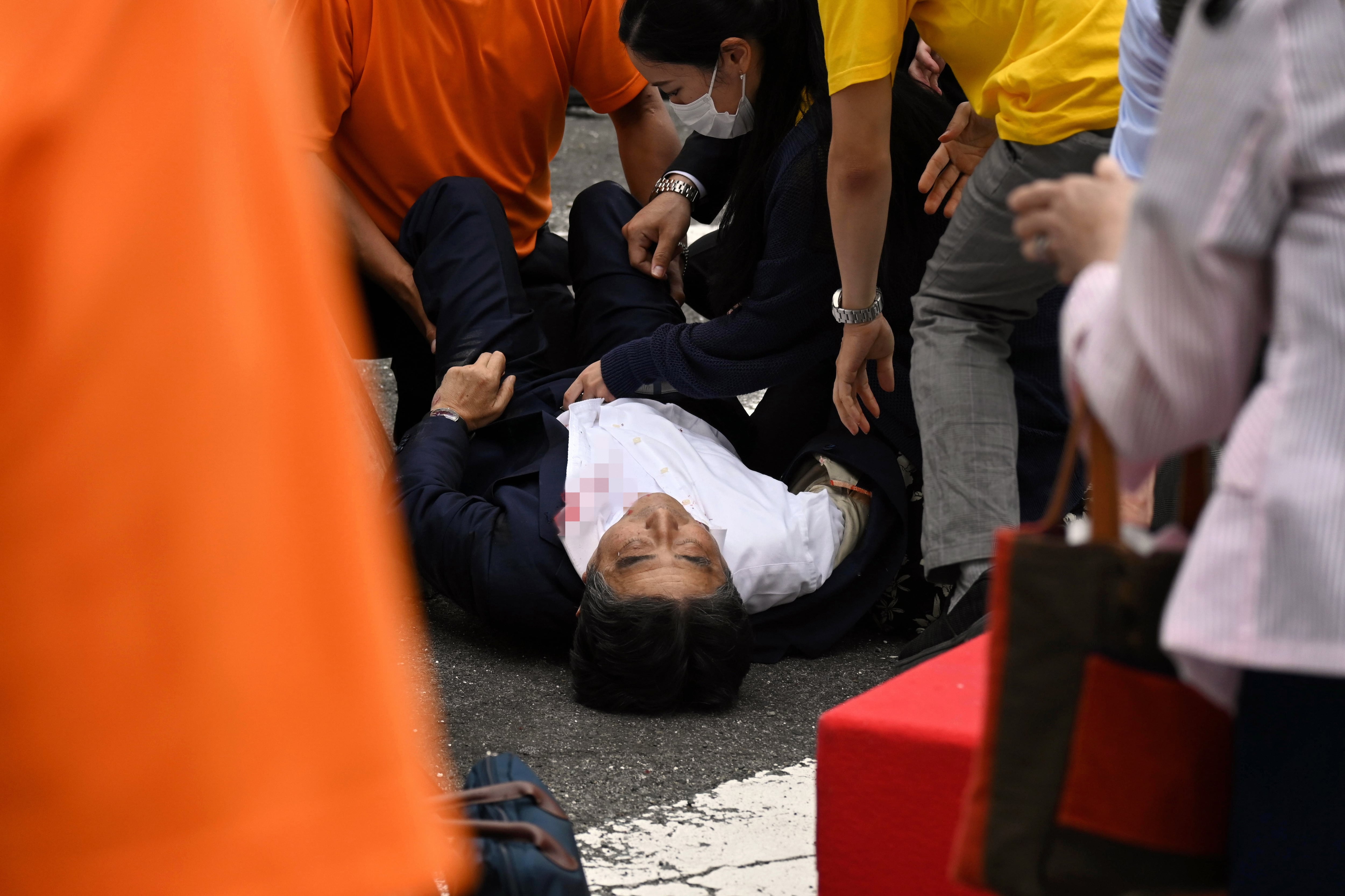 El ex primer ministro de Japón Shinzo Abe yace en el suelo después de ser disparado frente a la estación de Yamato-Saidaiji en Nara, Japón, este viernes.