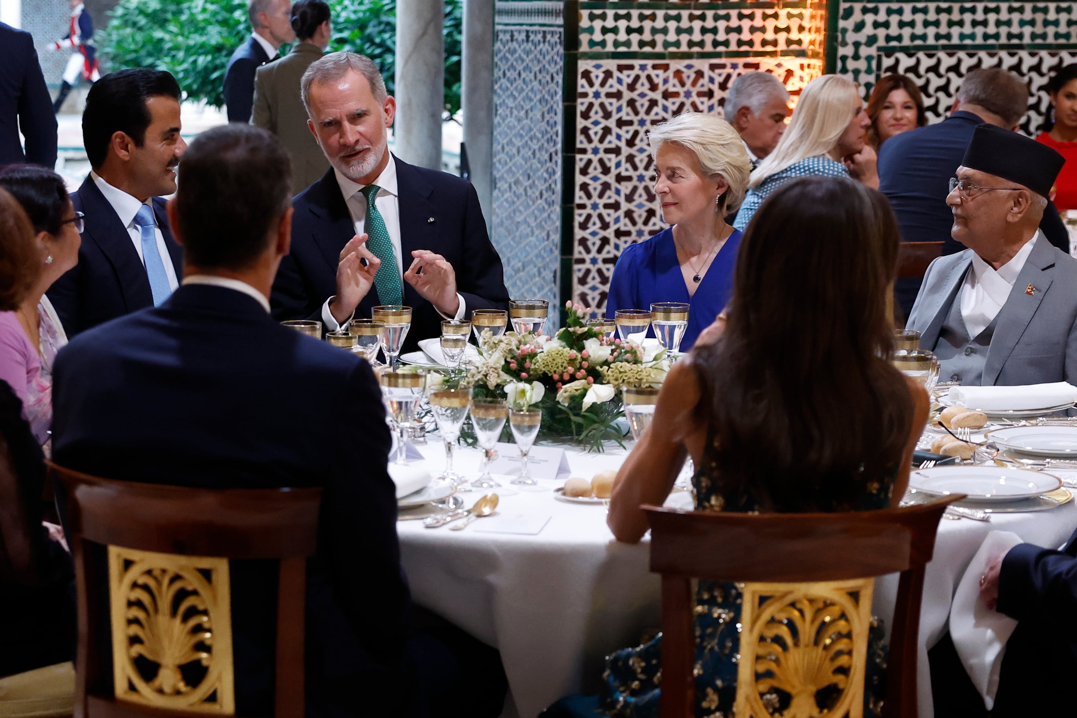 El rey Felipe VI y la reina Letizia, la presidenta de la Comisión Europea, Ursula Von der Leyen, el presidente del Gobierno español, Pedro Sánchez, el emir de Catar, el jeque Tamim Bin Hamad Al-Thani y el primer ministro nepalí, Khadga Prasad Oli, durante la cena de gala ofrecida este domingo en la IV Conferencia Internacional sobre Financiación para el Desarrollo.