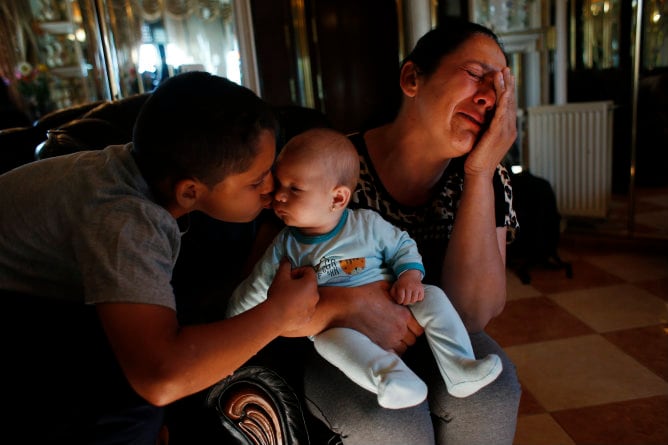 Un chico besa a su sobrina mientras la madre llora al enterarse de su desahucio. Un hecho que se ha convertido en un drama de la sociedad española y que ha despertado amplias protestas durante el 2013.