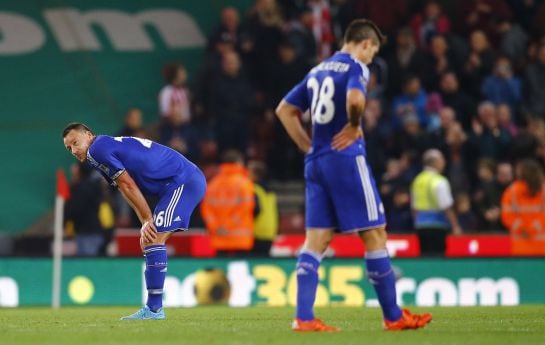 Los futbolistas Terry y Azpilicueta lamentándose tras el gol del Stoke