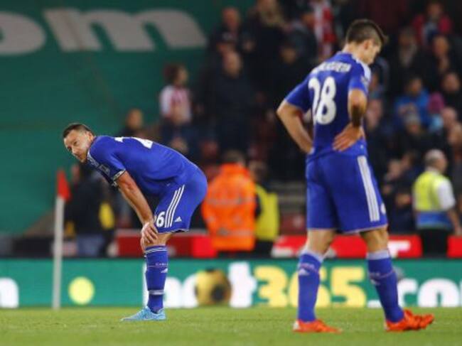 Los futbolistas Terry y Azpilicueta lamentándose tras el gol del Stoke