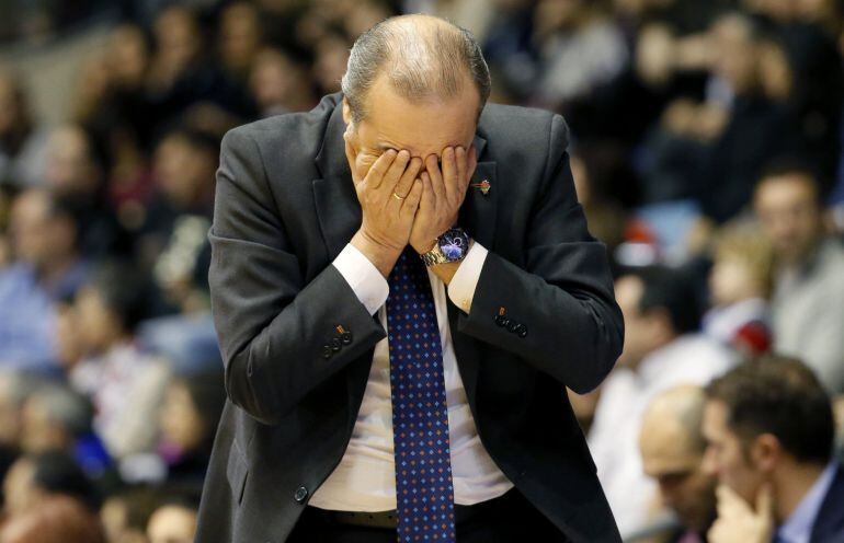 El entrenador del Valencia Basquet, Txus Vidorreta, se lamenta durante el partido de Liga ACB que juegan Monbus Obradoiro y Valencia Basket, esta tarde en el pabellón Multiúsos de Sar, en Santiago de Compostela. 