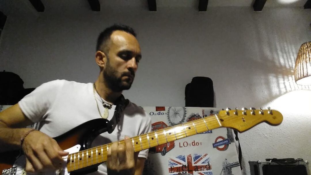 'Jamari' con su guitarra