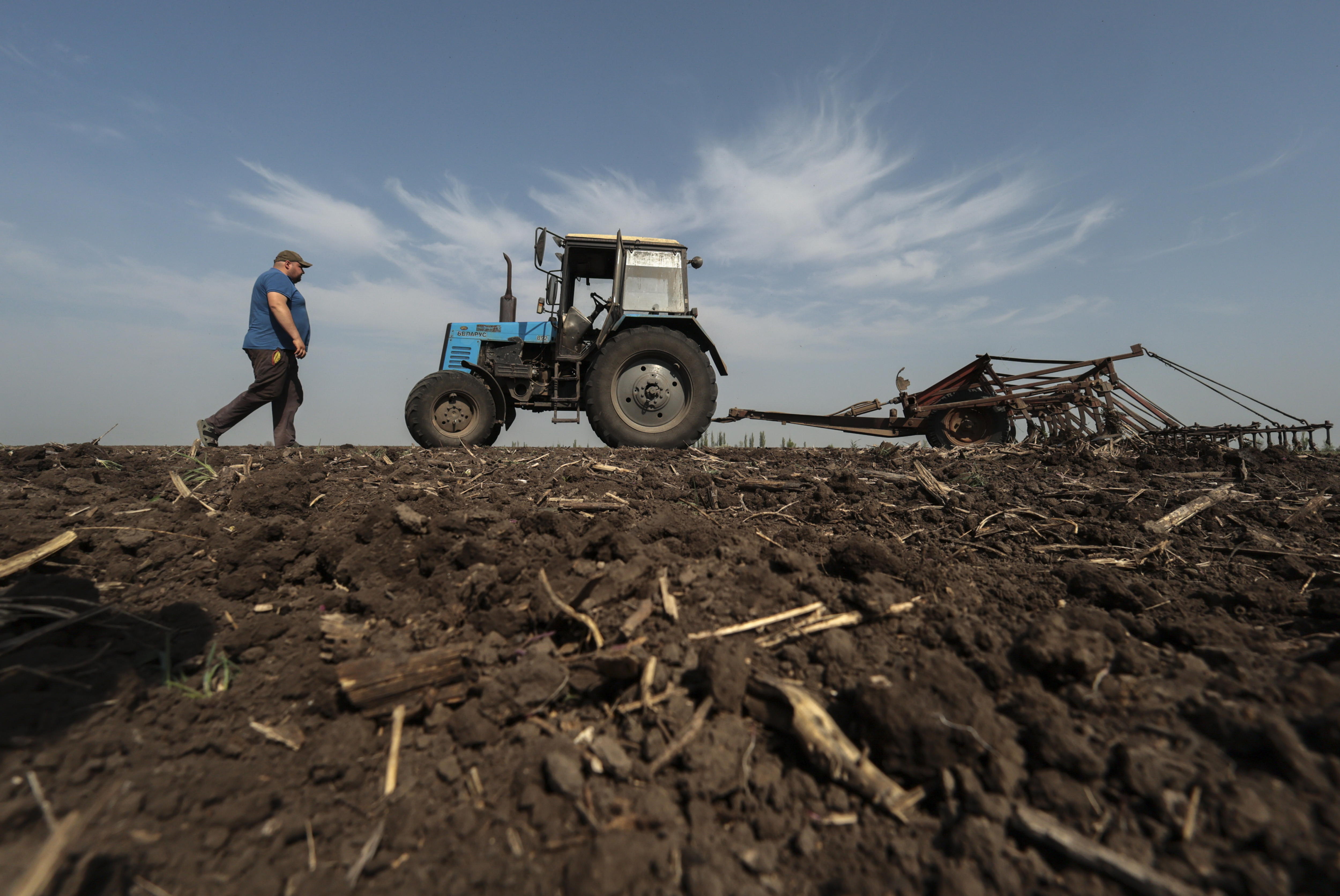 Zaporizhzhia (Ukraine), 12/04/2024.- Ukrainian farmer Ivan walks to his tractor to prepare a field for sowing near the village of Novoyakovlivka, Zaporizhzhia area, Ukraine, 12 April 2024 amid the Russian invasion. Ukrainian farmer Ivan (49) has been farming for almost 24 years. The area of his farm is more than 1,000 hectares of which about 300 hectares cannot be cultivated due to intense shelling. Tractor drivers and harvesters sometimes work under shelling because the fields are 10-12 km from the frontline, the farmer said. His farm rows winter wheat, winter rape, sunflower and corn. Russian troops entered Ukrainian territory on 24 February 2022, starting a conflict that has provoked destruction and a humanitarian crisis. (Rusia, Ucrania) EFE/EPA/KATERYNA KLOCHKO
