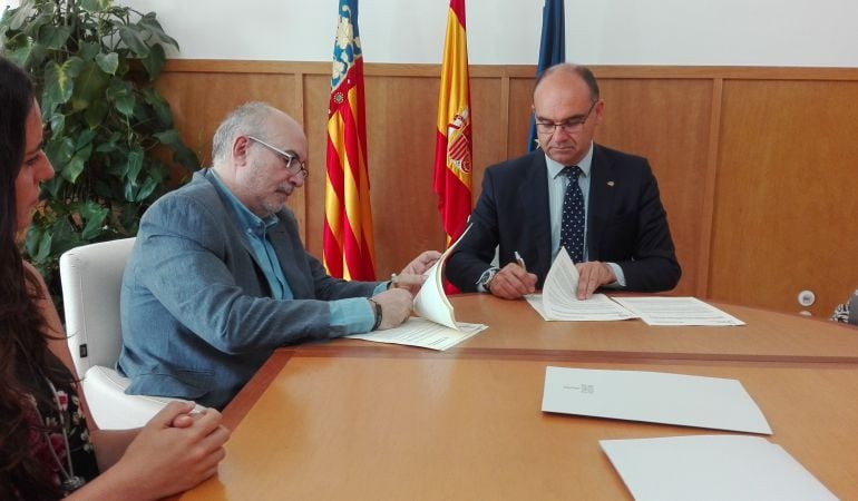 El conseller Manuel Alcaraz (i) y el rector de la UA, Manuel Palomar, firman el convenio en materia de transparencias