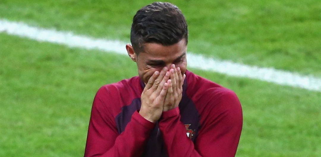 Cristiano Ronaldo, emocionado durante el transcurso final de la final de la Eurocopa de 2016