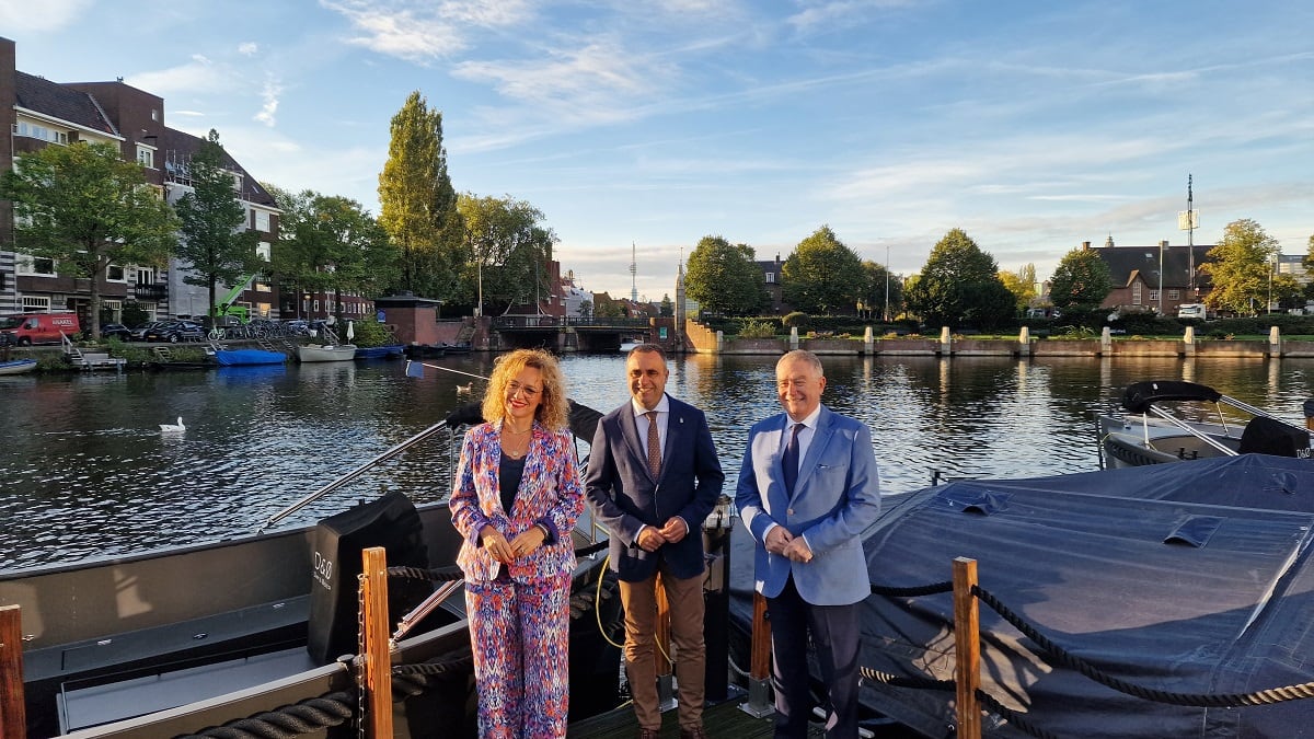 Nuevo vuelo entre Granada y Ámsterdam. Francis Rodríguez (presidente de la Diputación de Granada) Marta Nievas (diputada de Turismo) y Manuel Muñoz (gerente del Patronato Provincial de Turismo)