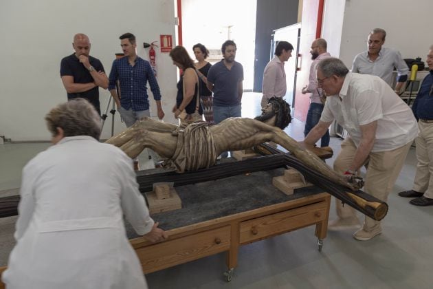 Operarios del IAPH trasladan al Cristo del Buen Fin