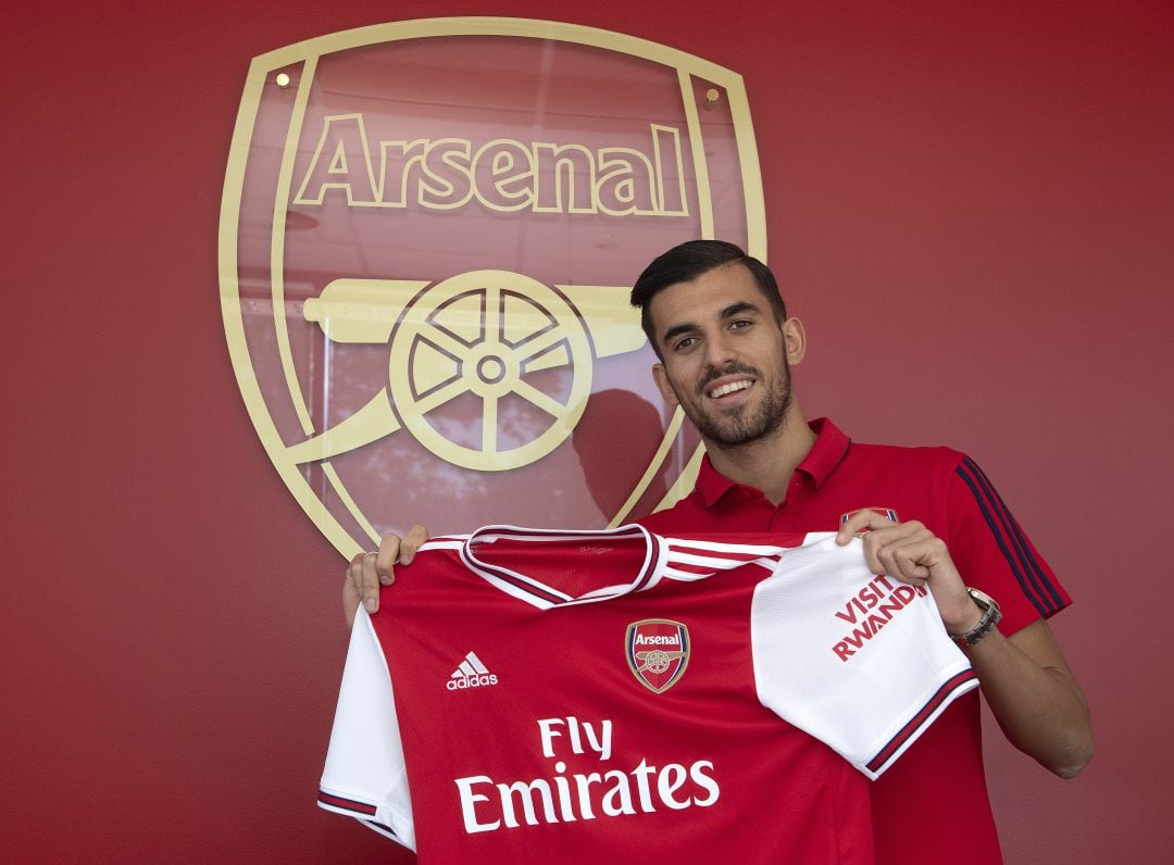 Dani Ceballos posa ya con la camiseta del Arsenal