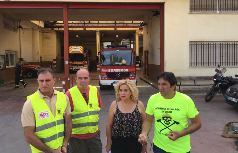 La edil Remedios Ramos junto a los ingrantes de la plantilla de bomberos de Málaga