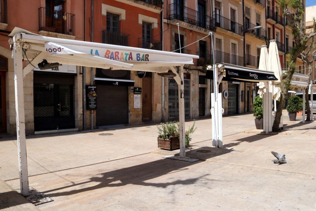 Terrasses buides a la plaça de la Font de Tarragona. 