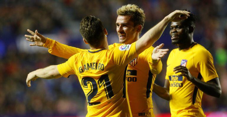 Griezmann y Gameiro celebran uno de los goles del partido