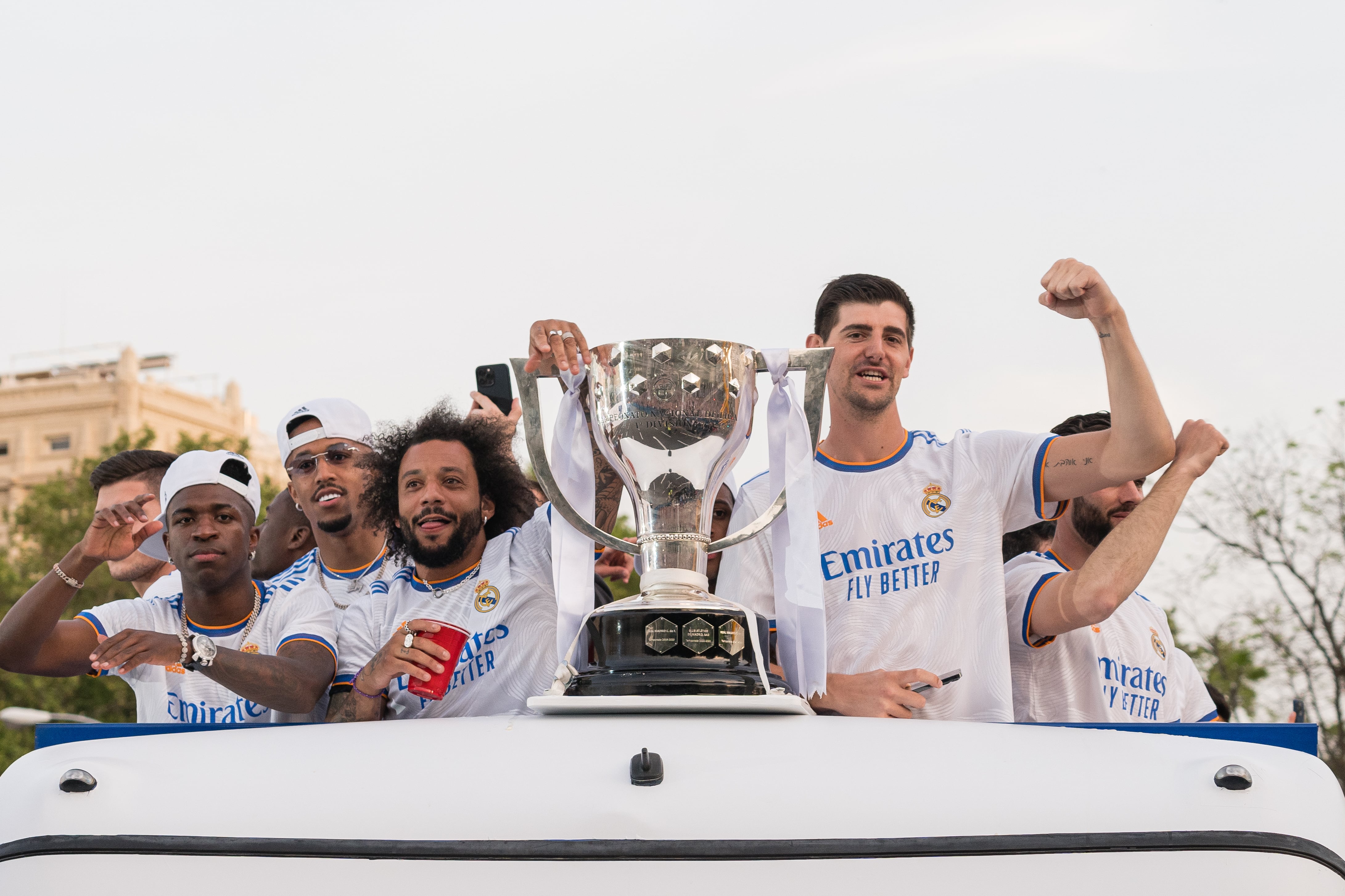 Courtois, Marcelo y toda la plantilla del Real Madrid celebran el campeonato de Liga.